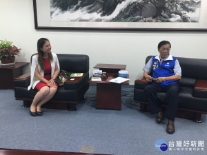 加拿大議員康安禮（左）拜會南投縣長林明溱。（記者扶小萍攝）