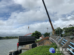 舉行宜蘭童玩節及情人節活動的冬山河親水公園進行防颱作業。（圖／宜蘭縣文化局提供）