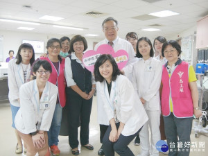 黃順賢院長(後排右五)帶領社工師及志工前往關懷訪視住院中的爸爸及辛苦陪伴的家屬。