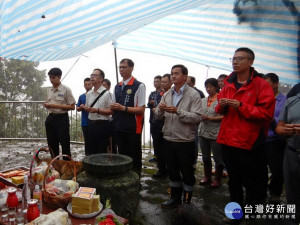 南投林管處處長李政賢帶領員工，會同退輔會南投縣榮民服務處共約三十人，於水里工作站人倫分站榮民塔舉行中元祭祀活動。