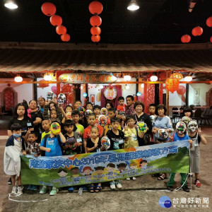 成員完成面具DIY後大合照。