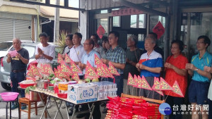 台南市體育志工委員會中元普渡，祈求「好兄弟」在酒足飯飽後能庇佑大家平安順遂。