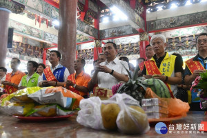 新北市長侯友宜12日出席土城區義塚大墓公中元祭典活動，除參香祈福，並致贈廟方「義澤佑民」匾額