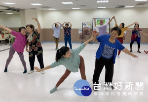 「藝把青」成就國內首創長者和專業舞團共舞，17日於北港文化中心公開展演，歡迎鄉親蒞臨觀賞。