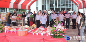 彰化縣政府舉行中元普渡，由縣長王惠美率全體同仁，響應環保，心香祭拜。