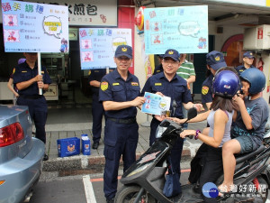 板橋分局長林富助及交通警察大隊長鄭永裕親自上街向路人宣導，提醒機車駕駛人在附載人員時，必須注意安全，兒童千萬不可站立於踏板，避免發生危險。（圖／記者黃村杉攝）