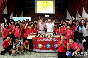 2019 FINLEA小小創業家營隊最後一站來到南投縣鹿谷鄉文昌國小，台灣集中保管結算所總經理朱漢強(中左)、財金協會理事長長周行一(中右)親到現場，與孩子們分享創業家基礎觀念。