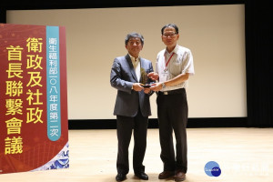 南投衛生局長黃昭郎代表接受衛福部績優獎勵。（衛生局提供）