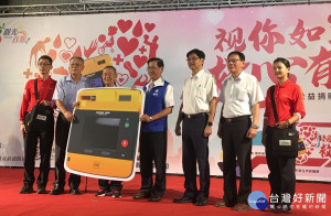 寶成總裁蔡其瑞捐22部自動心臟電擊器予南投縣府。（記者扶小萍攝）