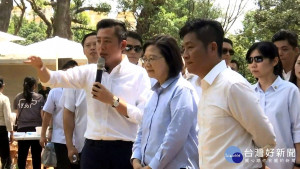 近來國民黨建議蔡英文平日跑選舉行時別用公務車，對此，蔡英文16日表示，她現在還是專注在國政上。（圖／蔡英文Facebook）