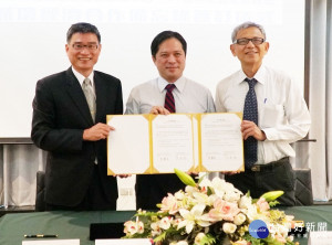 在副市長吳明機見證下，由綠產聯盟及塑膠中心共同簽署合作備忘錄