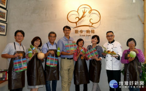 南投縣「散步的雲」日月潭生態民宿利用民宿餐廳空間，結合民宿周邊農業、人文、產業資源，打造農村體驗廚房，並建立「散步．廚房」品牌，開創民宿新的商機。