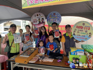臺南市政府警察局佳里分局交通組巡官李晟邦(左一)進行交通及婦幼安全宣導。