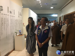 許立委林縣長等來賓參觀南投願力館。（記者 扶小萍攝）