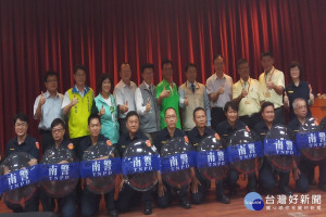 致贈防護圓盾。