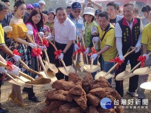 新北市長侯友宜出席金山甘藷焢窯樂一夏體驗活動，現場也大啖熱騰騰的軟綿甘藷