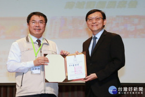 黃偉哲市長頒發感謝狀給長榮大學校長李泳龍。
