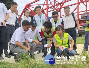 立委劉建國積極協調處理濁水溪揚塵，邀集環保署長張子敬等會勘，獲1200萬經費補助，改善裸露高灘地揚塵問題。