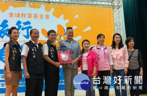 青埔教育基金會邀請公益旅行家褚士瑩，於北港朝天宮演藝廳分享他的旅行美食魂，讓聽眾感受世界的美好與生命的意義。