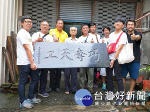 大溪興安社社長余明政等人專程拜訪高齡93歲的許澤南大師，述說這段跨世紀的神轎情緣。
