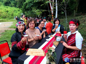 南投縣仁愛原鄉茶道協會為創會10週年紀念，日前舉辦一場以「沐懷樹 」高山茶會，邀賓客到原鄉部落體驗不同的高山茶席文化。