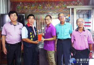 因受助鄉親行動不便，由親屬代領。