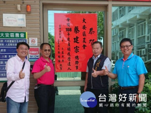
大安區農會總幹事蔡建宗膺選全國農會界唯一「產銷履歷達人」榮耀，農業局長蔡精強等官員前往祝賀，鼓勵中推出「飛天豬樂中秋百桌烤肉晚會」及「飛天豬豪華烤肉禮盒」，與大家分享中秋享受烤肉趣味及喜悅。（記者陳榮昌攝）   