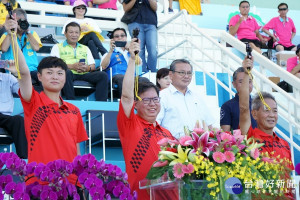 桃園市長鄭文燦、桃園市體育會理事長葉政彥、市府體育局長莊佳佳一起鳴槍，為108年桃園市運會揭開序幕。