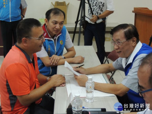 南投縣長林明溱帥政府團隊23日在鹿谷鄉衛生所辦理「縣民時間」，一上午民眾陳情絡繹不絕。