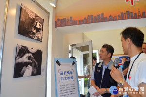 勞工局長陳瑞嘉24日特地出席開幕典禮，並頒發及鼓勵入選攝影展得獎作品，隨後也在導覽陪同下觀展