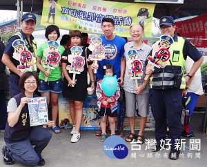 北港警方結合口湖公所「產業嘉年華」活動，宣導交通安全及反毒、防詐騙，提高民眾自我防衞能力及判斷能力。