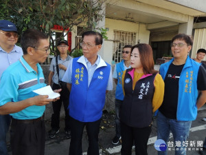 南投縣埔里鎮珠格、大湳兩里路面破損嚴重， 縣長林明溱26日與立委馬文君連袂前往會勘。
