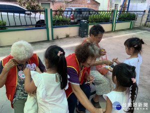 佳佳幼兒園的小朋友們為長輩獻上親手製作的項鍊和卡片。