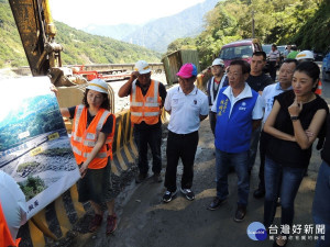 隆華橋溪底便道危險，縣長林明溱會勘敲定改善。