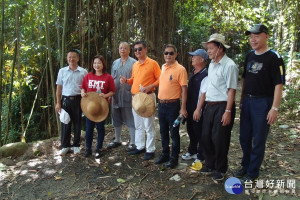 馬立委和簡鎮長一行先體驗新秘境的美。（草屯公所提供）