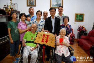 林世賢市長和結婚滿80年的柯堯增與柯珠夫婦及其家人合影留念。