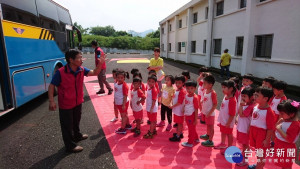 旗山監理站結合幼兒園，透過實境場地體驗宣導大型車「視野死角」及「內輪差」。