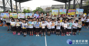 開學日新生贈書活動。圖／記者鄧富珍攝