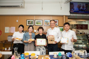 陳杰透過網路直播為弱勢行銷秋節禮盒。