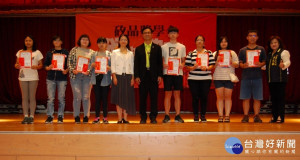 林世賢市長和矽品公司部經理徐美惠（林市長右方）等人分批和榮獲獎學金者合影留念。