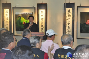 李國殿說明畫展情形。