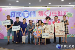 彰化縣長王惠美、彰化家扶中心主任王震光'、縣府社會處王蘭心與寄養家庭們用餐。