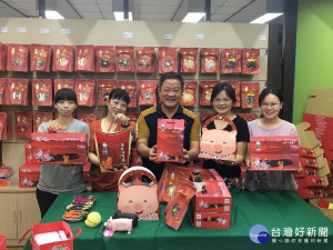 南投農產公司總經理周義雄歡迎大眾選購中秋禮盒。（記者扶小萍攝）