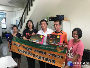 第二選區立法委員候選人李武龍(左三)前往佳里區伊甸蒲公英捐贈愛心月餅。