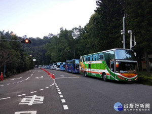 日月潭萬人泳渡活動人多車多　警方疏導得宜周邊道路順暢、停車井然有序。