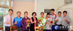 奪冠選手表揚餐會，縣長王惠美與奪冠選手合影。