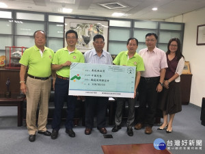 南投縣同鄉會捐贈十萬元助學金幫助家鄉學子。（記者扶小萍攝）
