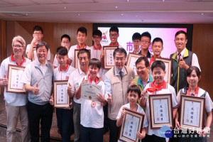台南市長黃偉哲頒發紀念獎牌表揚。