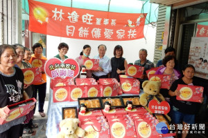 林進旺送月餅關懷弱勢。