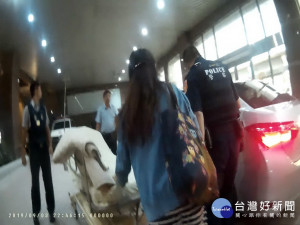 警方將患者送醫。林重鎣攝